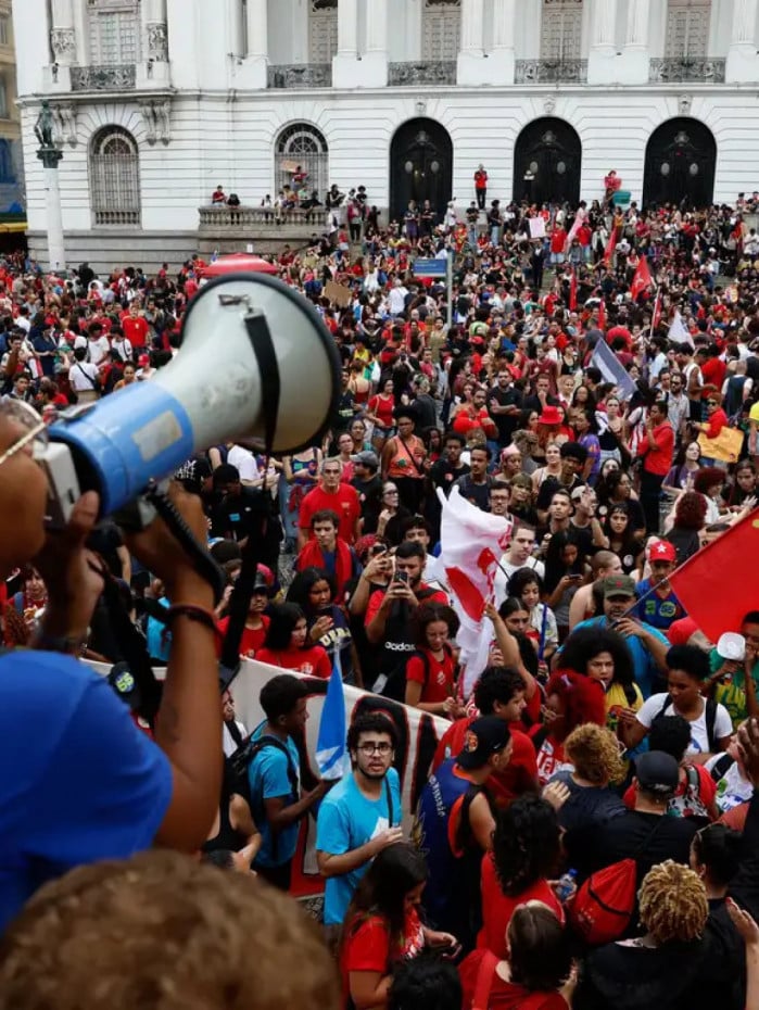 Juventude vai &agrave;s ruas em apoio a Lula (PT) e protesto contra a candidatura de Fl&aacute;vio Bolsonaro (PL)