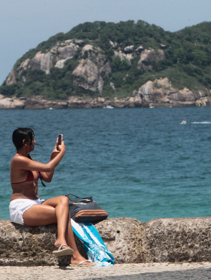 Movimenta&ccedil;&atilde;o desta sexta-feira (9) no Quebra-mar, na Barra da Tijuca, Zona Sudoeste do Rio