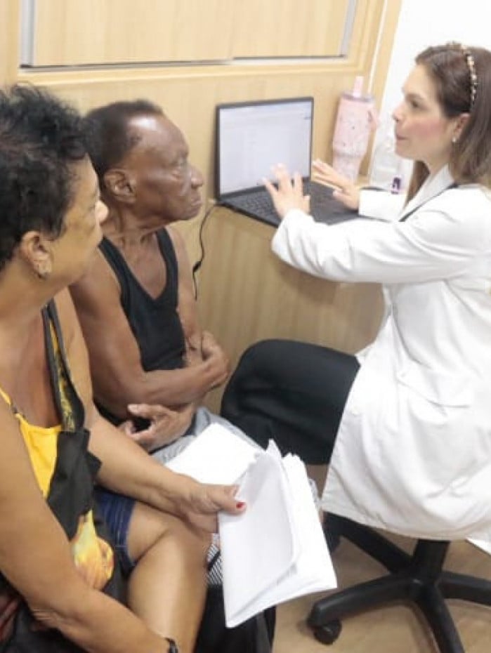 Elizabeth Coelho, de 70 anos, acompanhou a vizinha Sebastiana de Oliveira, 98 anos, para se consultar