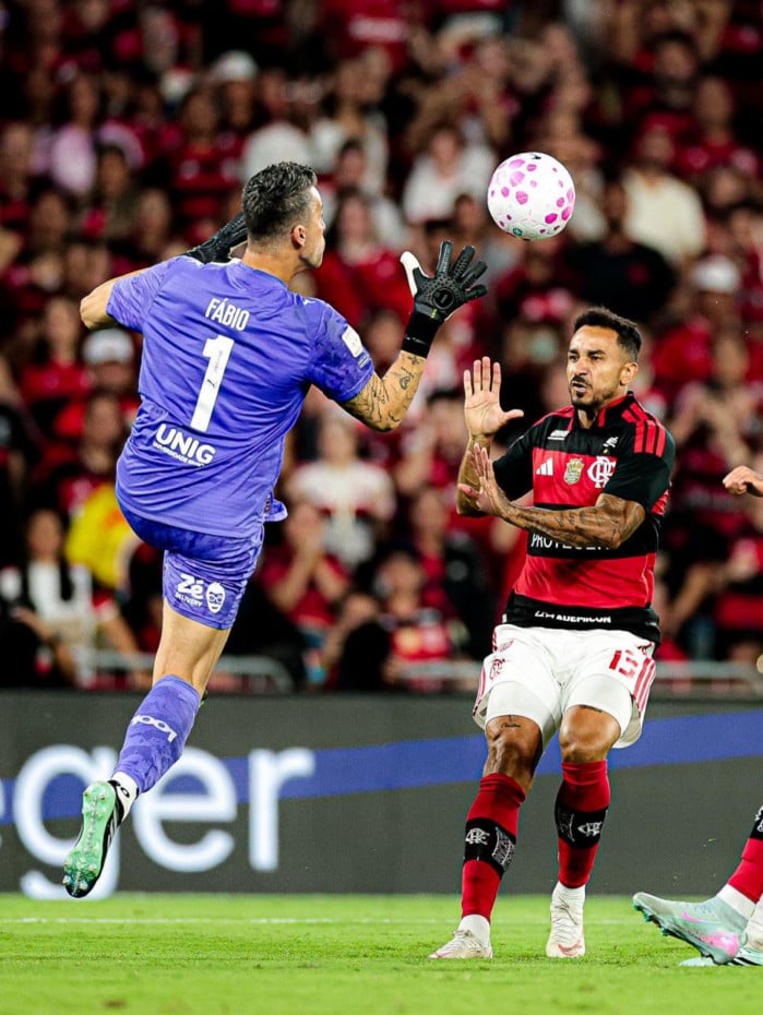 Danilo sofreu duas fraturas na mand&iacute;bula ao se chocar com F&aacute;bio em disputa de bola no Fla-Flu