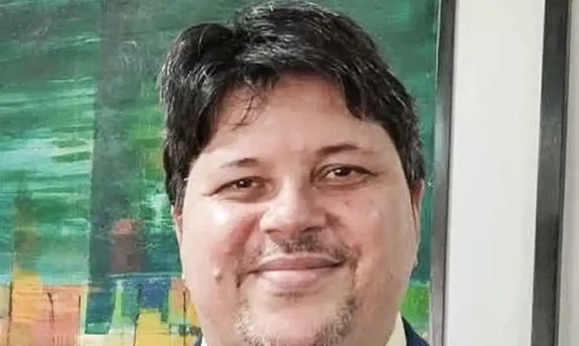 Jornalista brasileiro cr&iacute;tico a Milei &eacute; deportado da Argentina
