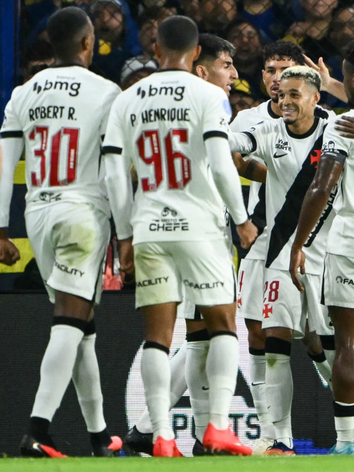 Adson comemora gol na Bombonera 