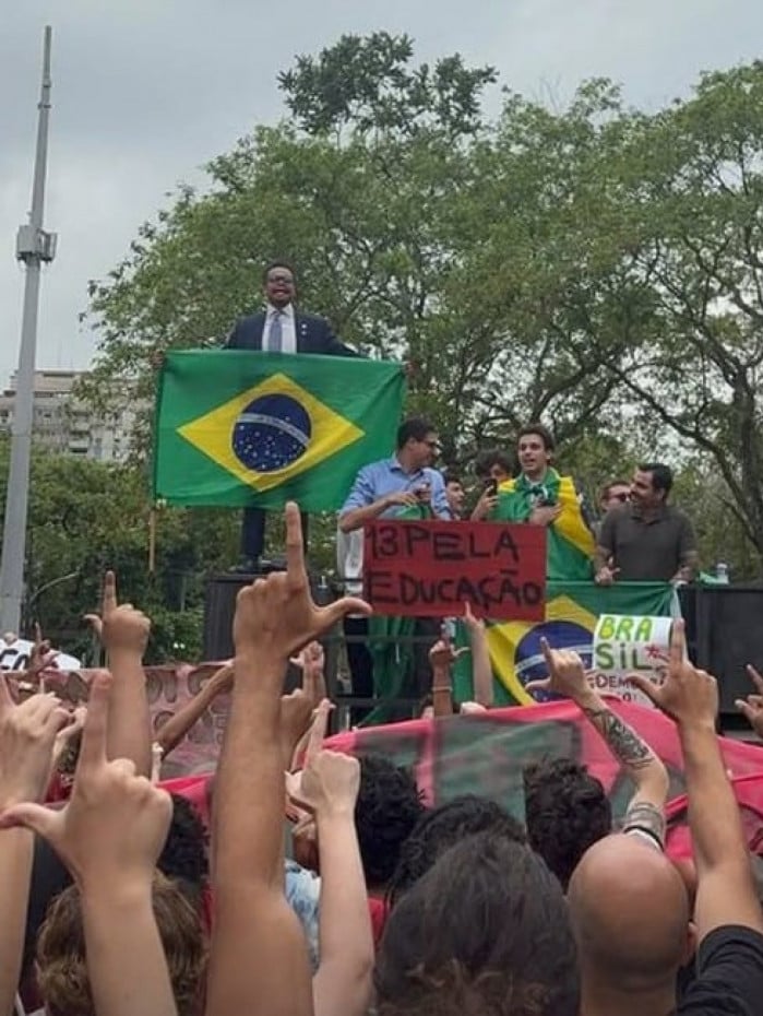  Enquanto manifestantes progressistas gritavam "Marielle, presente", o influenciador ironizou a morte da parlamentar