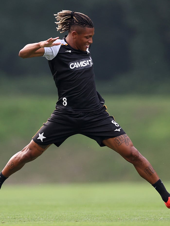 Danilo em a&ccedil;&atilde;o durante treino do Botafogo, no CT Lonier
