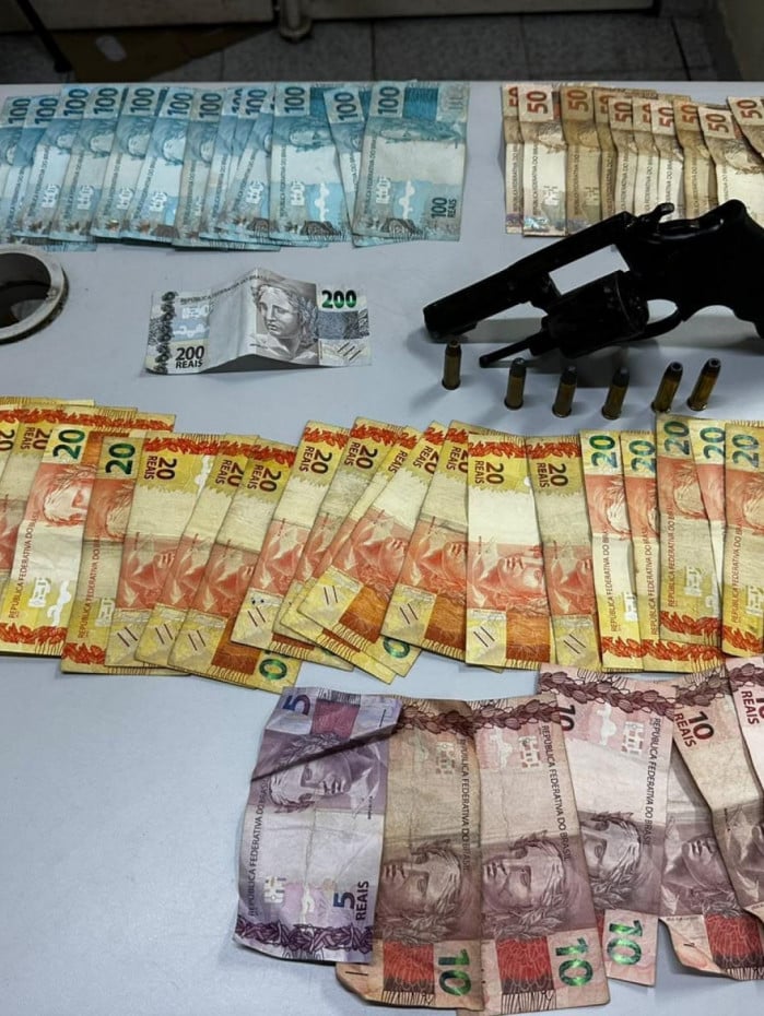 Dinheiro em esp&eacute;cie apreendido com o miliciano 