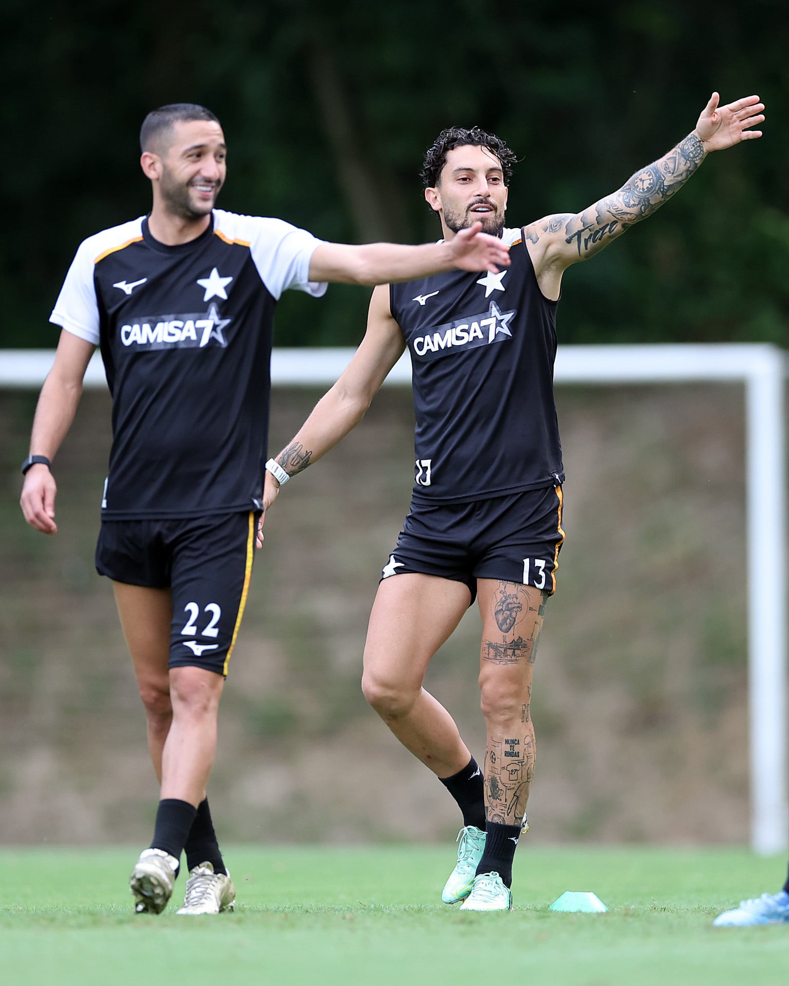 Marroquino Ziyech é referência no ataque do Glorioso, e
Alex Telles na defesa