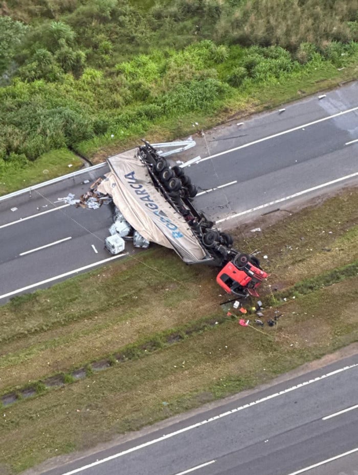 Acidente provocou derramamento de material na pista e deixou o trecho interditado no sentido Itagua&iacute;
