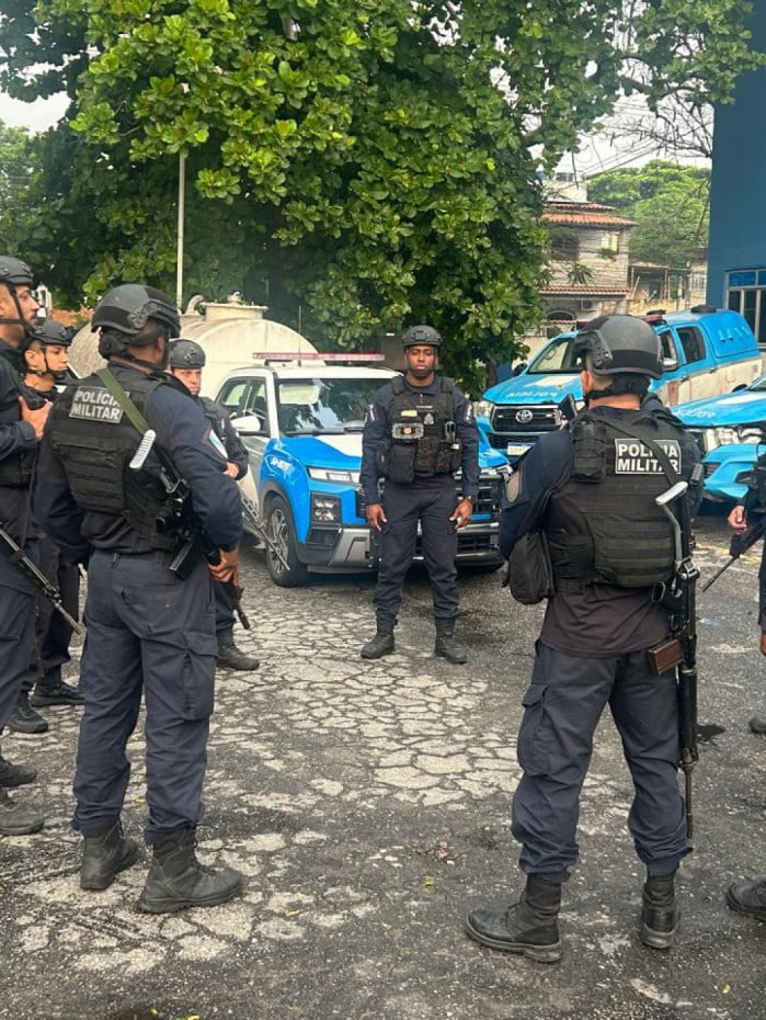 No Muqui&ccedil;o, policiais do 9&ordm; BPM (Rocha Miranda) detiveram um homem e apreenderam entorpecentes