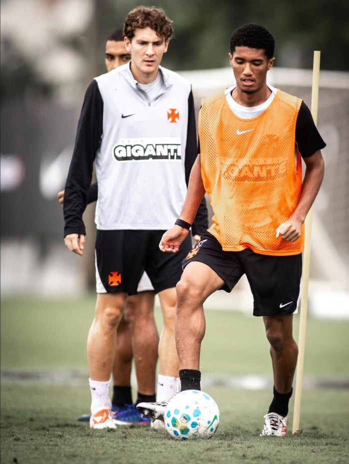 De olho no confronto decisivo contra o Boca, Ramon Rique (D) e Colidio (E) devem come&ccedil;ar entre os titulares do Vasco contra o S&atilde;o Paulo