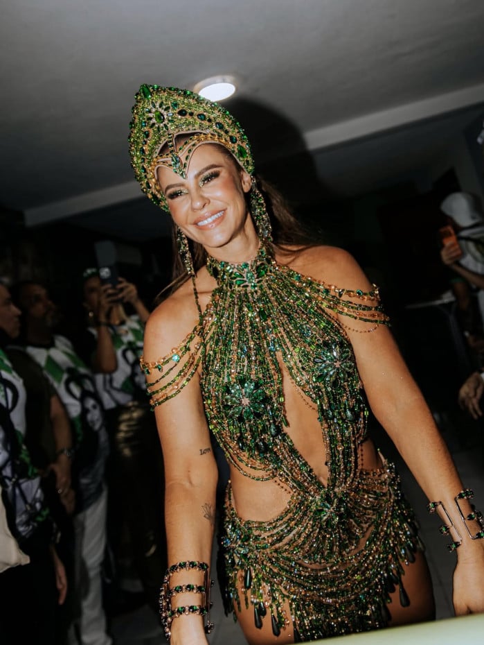 Paolla Oliveira &eacute; coroada rainha da Imperatriz Leopoldinense
