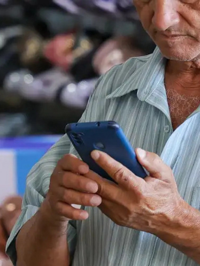Idoso usando celular na Rodovi&aacute;ria do Plano Piloto de Bras&iacute;lia