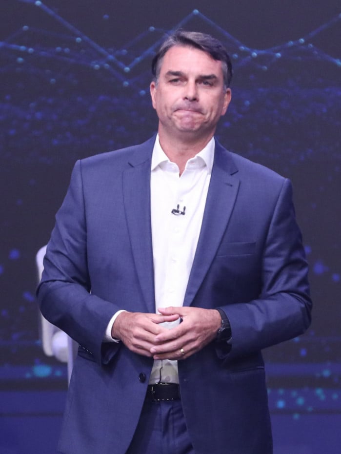 Candidato a Presid&ecirc;ncia da Rep&uacute;blica, Fl&aacute;vio Bolsonaro (PL) e o Presidente e candidato a reelei&ccedil;&atilde;o, Luiz In&aacute;cio Lula da Silva (PT) durante debate presidencial promovido pela TV Bandeirantes, na sede da emissora, regi&atilde;o sul de S&atilde;o Paulo, neste domingo (18).