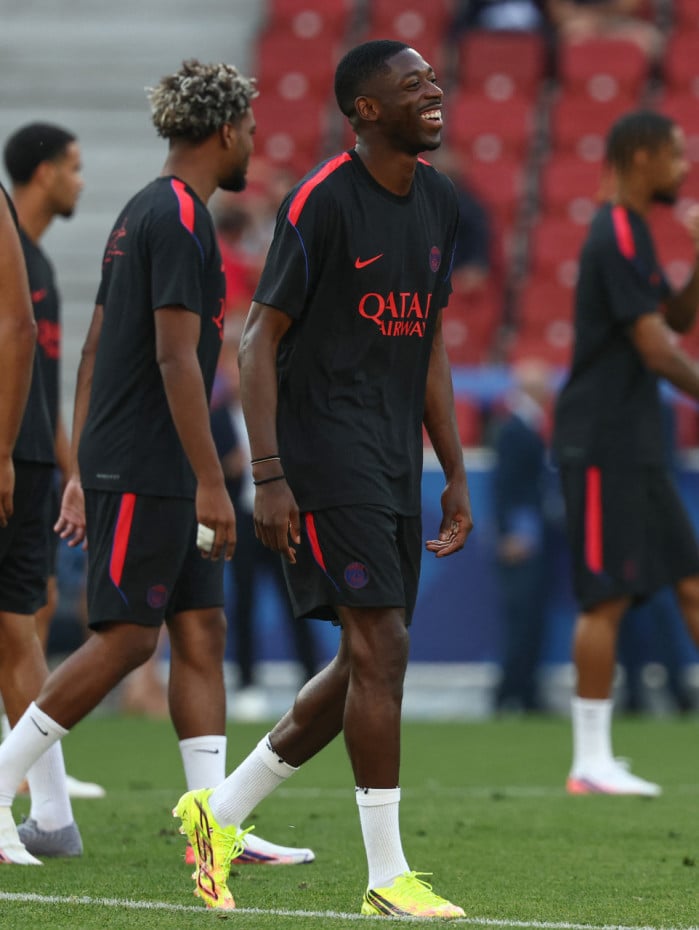 Dembélé (esq.), atual melhor do mundo, encara o astro Yamal (dir.)