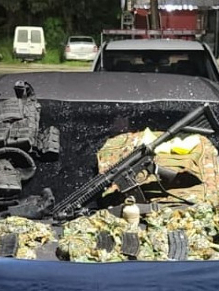 Fuzil, granada, roupas camufladas e muni&ccedil;&otilde;es estavam dentro do ve&iacute;culo
