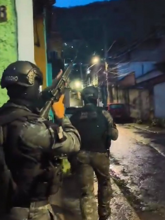 Policiais militares nas comunidades de Madureira, na Zona Norte do Rio