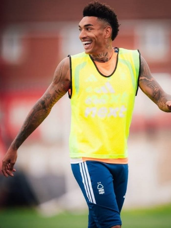 Igor Jesus em campo pelo Nottingham Forest
