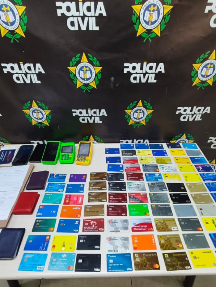 Na a&ccedil;&atilde;o, foram apreendidos 85 cart&otilde;es banc&aacute;rios de diferentes titularidades