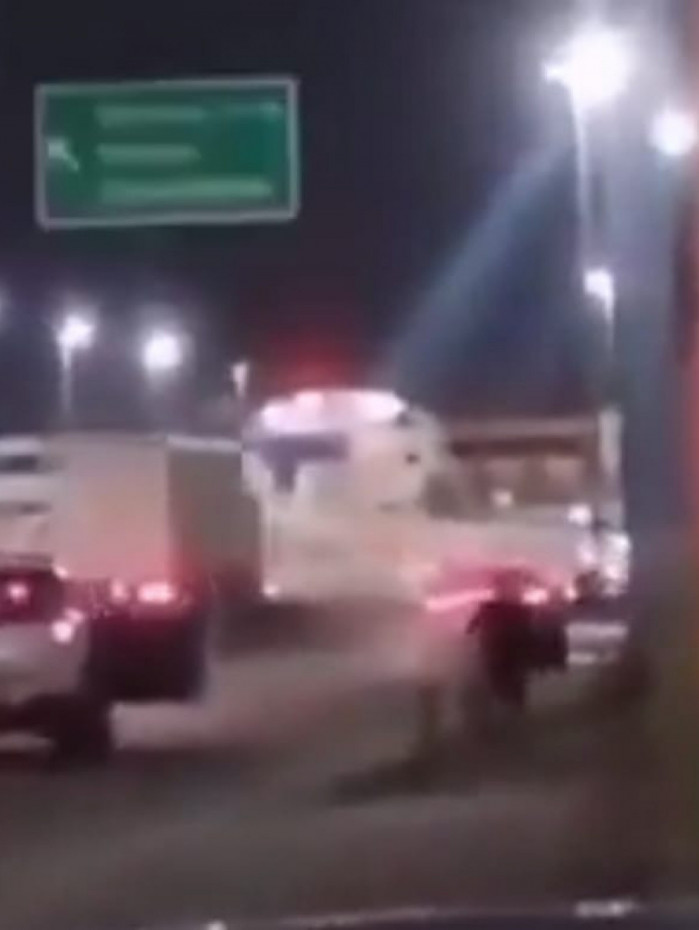 A grava&ccedil;&atilde;o registra policiais efetuando disparos contra o ve&iacute;culo, um BYD branco. 
