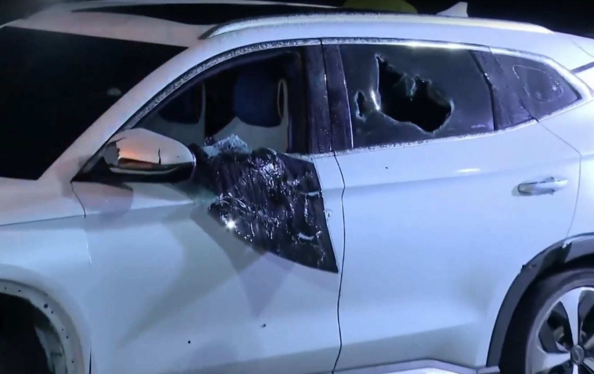 Jefferson da Linave, de 51 anos, foi atingido dentro de um carro na Avenida Brasil - REPRODUÇÃO DE TV 