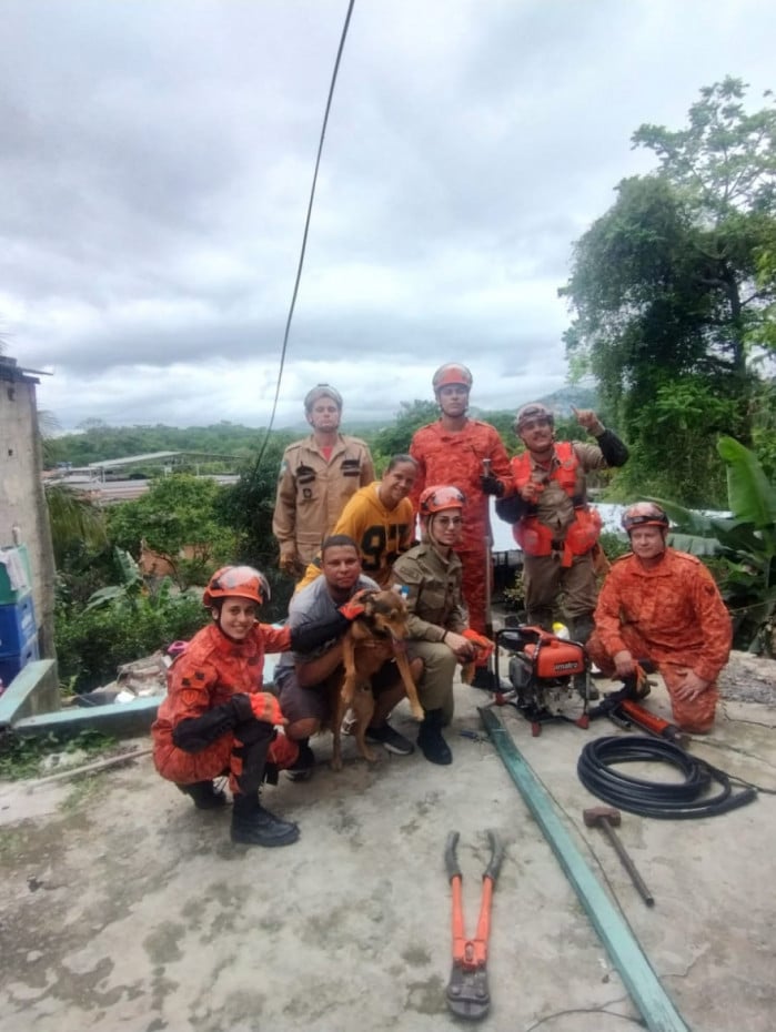 Bombeiros resgataram Rom&aacute;rio com vida cinco dias ap&oacute;s o desabamento de uma casa no Caramujo