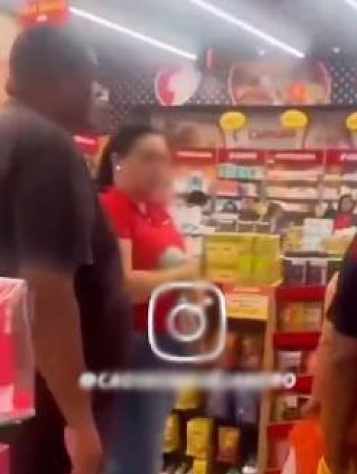 Funcion&aacute;ria foi filmada por clientes chorando ap&oacute;s agress&atilde;o