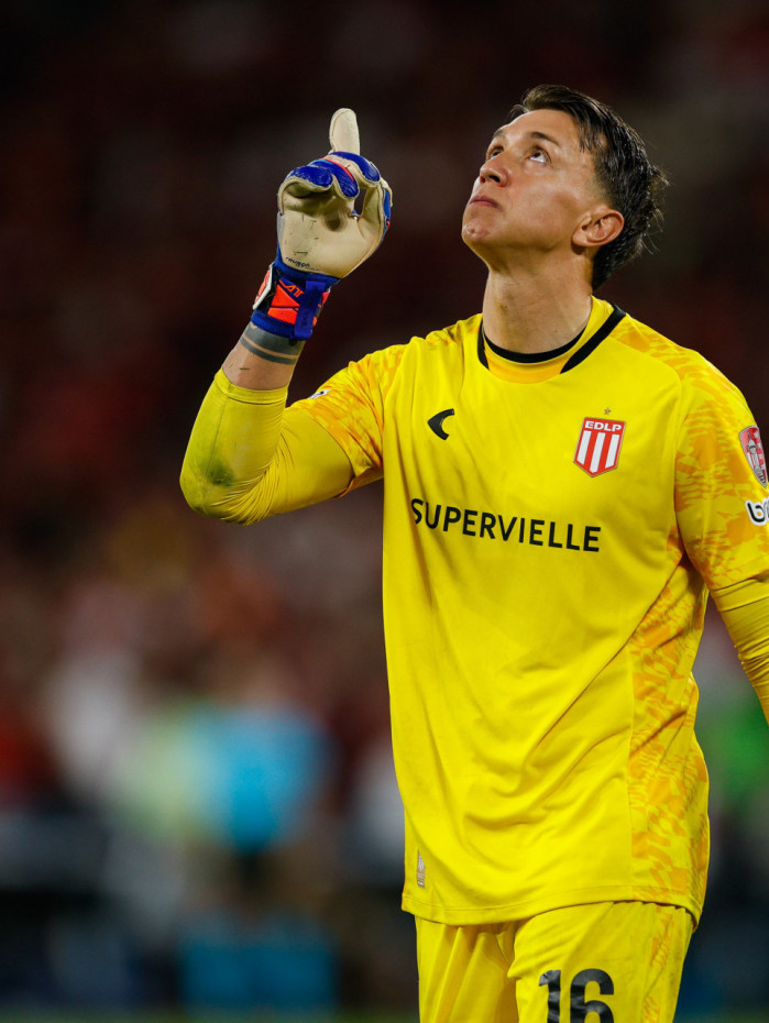 Goleiro Fernando Muslera comemora defesa 