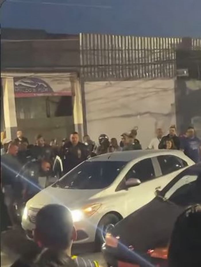 Carro atacado ficou com diversas marcas de tiros
