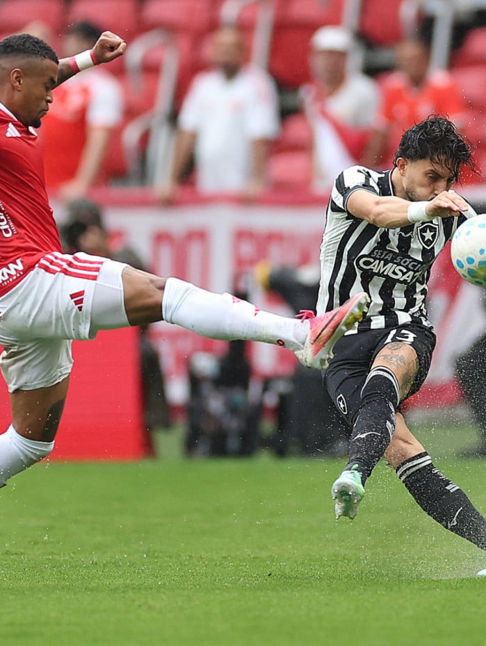 Jogo foi marcado pelo gramado molhado do Beira-Rio