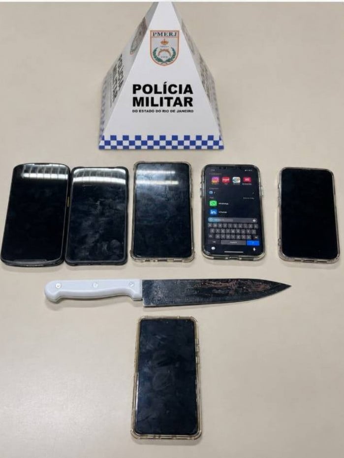 Uma faca e seis celulares foram apreendidos com o grupo