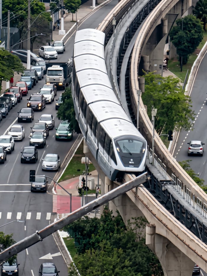 Colis&atilde;o entre o trem e a grua aconteceu na manh&atilde; deste s&aacute;bado