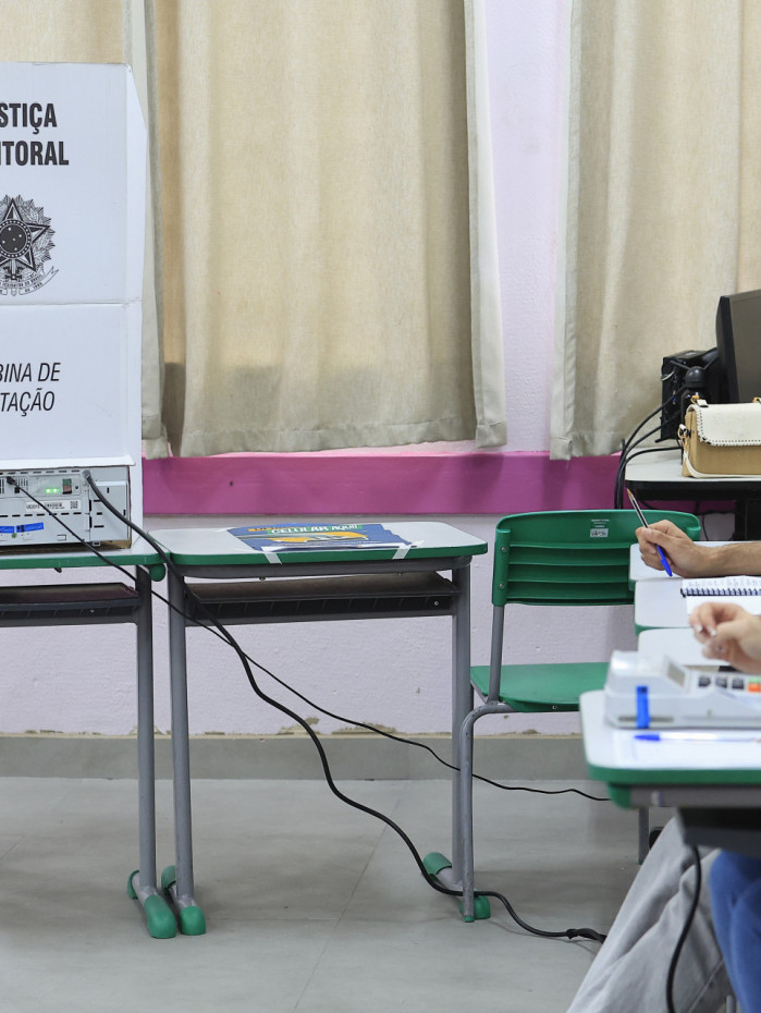 Presidente do TRE-SP diz que aviso de prorroga&ccedil;&atilde;o do hor&aacute;rio de vota&ccedil;&atilde;o chegou &agrave;s 18h17