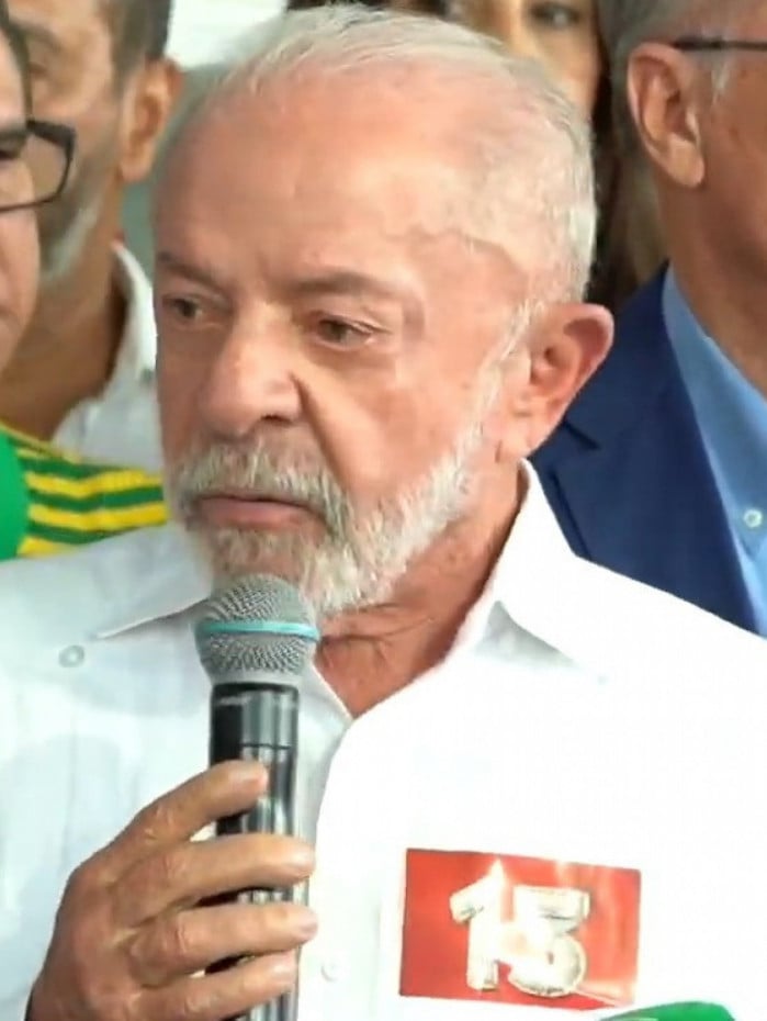 Ap&oacute;s votar, Lula falou com a imprensa neste domingo 