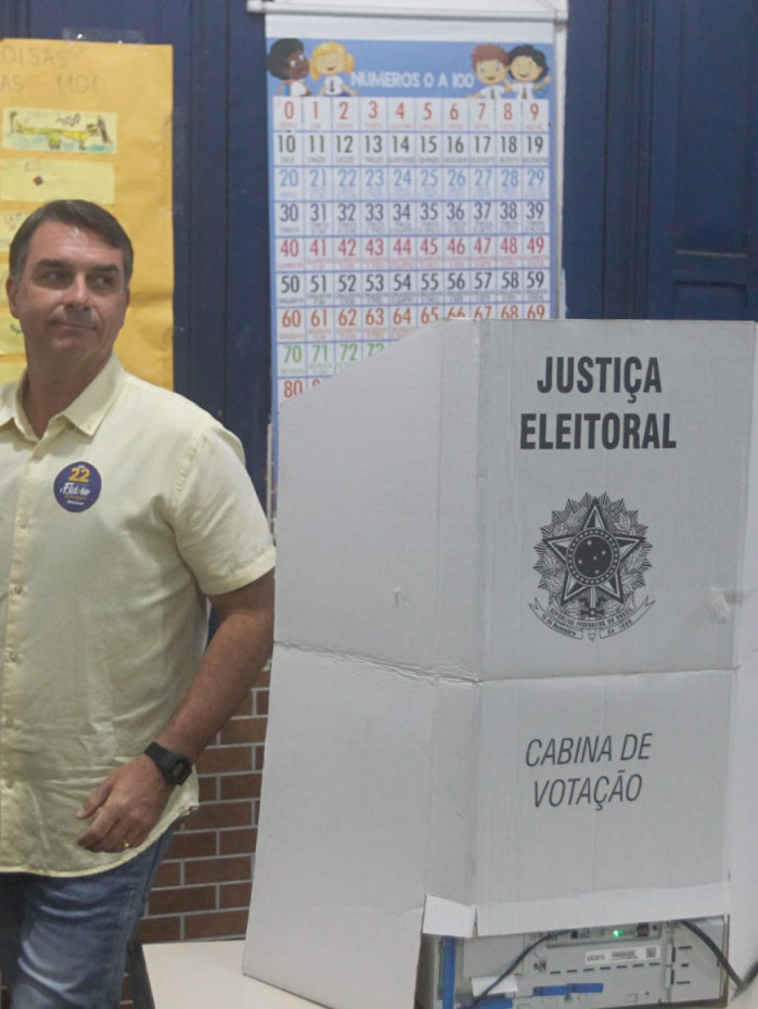 Fl&aacute;vio Bolsonaro votou na Zona Norte do Rio