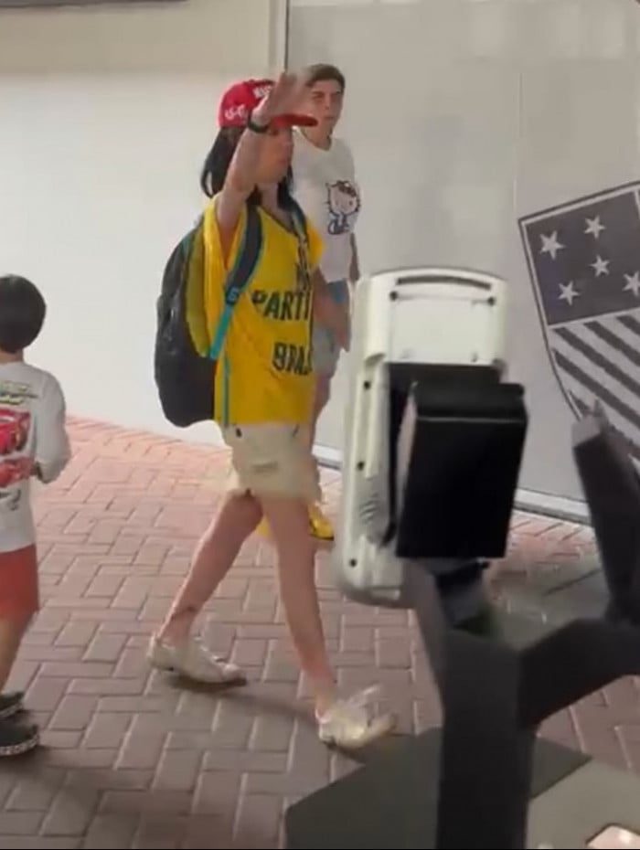 Mulher &eacute; filmada fazendo sauda&ccedil;&atilde;o nazista ao chegar a local de vota&ccedil;&atilde;o na Zona Sul 