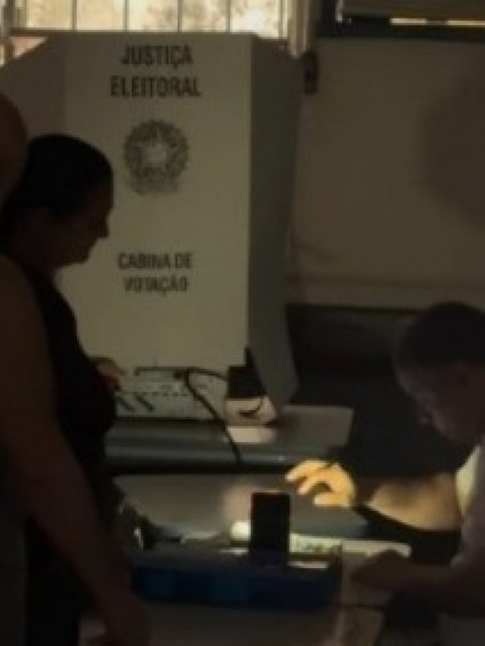 Eleitores votaram no escuro no Centro Estadual Gomes Freire de Andrade, na Penha