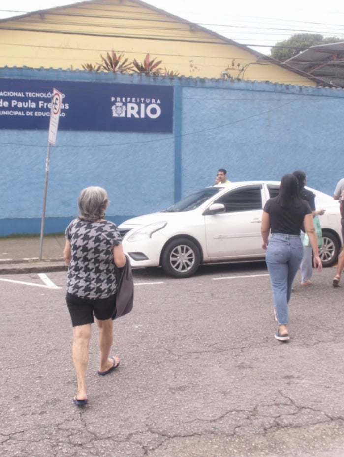 Movimenta&ccedil;&atilde;o em frente a Escola Municipal Alfredo de Paula Freitas, em Iraj&aacute;