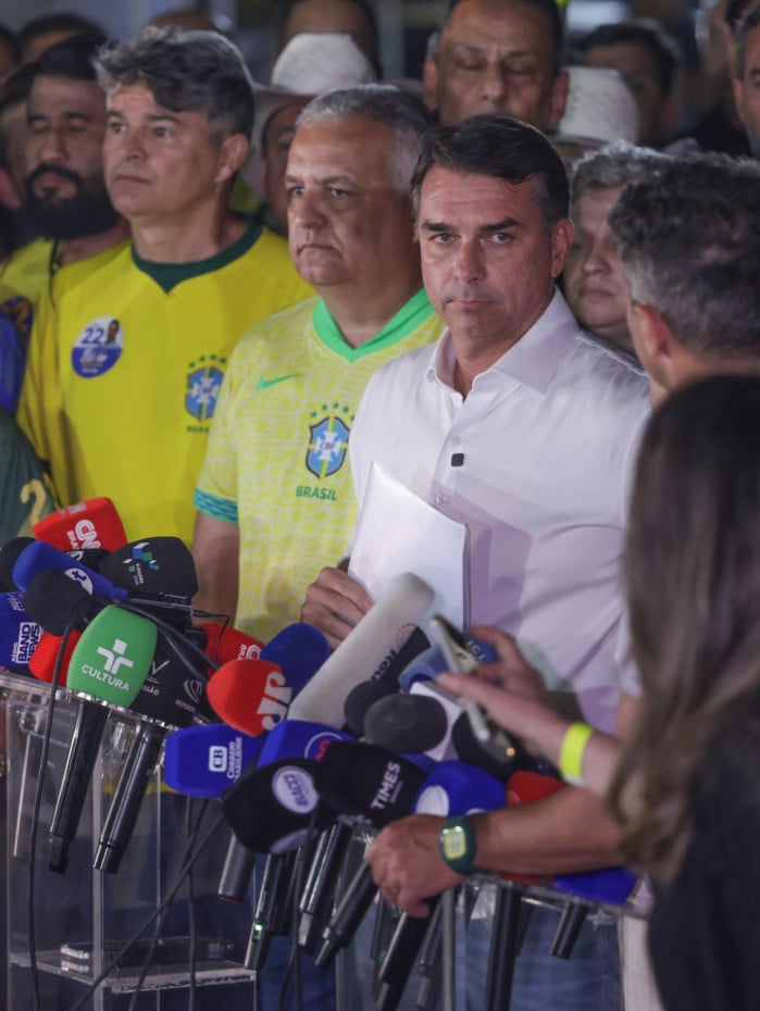 Fl&aacute;vio Bolsonaro (PL) teria deixado o Brasil um dia ap&oacute;s decis&atilde;o do STF