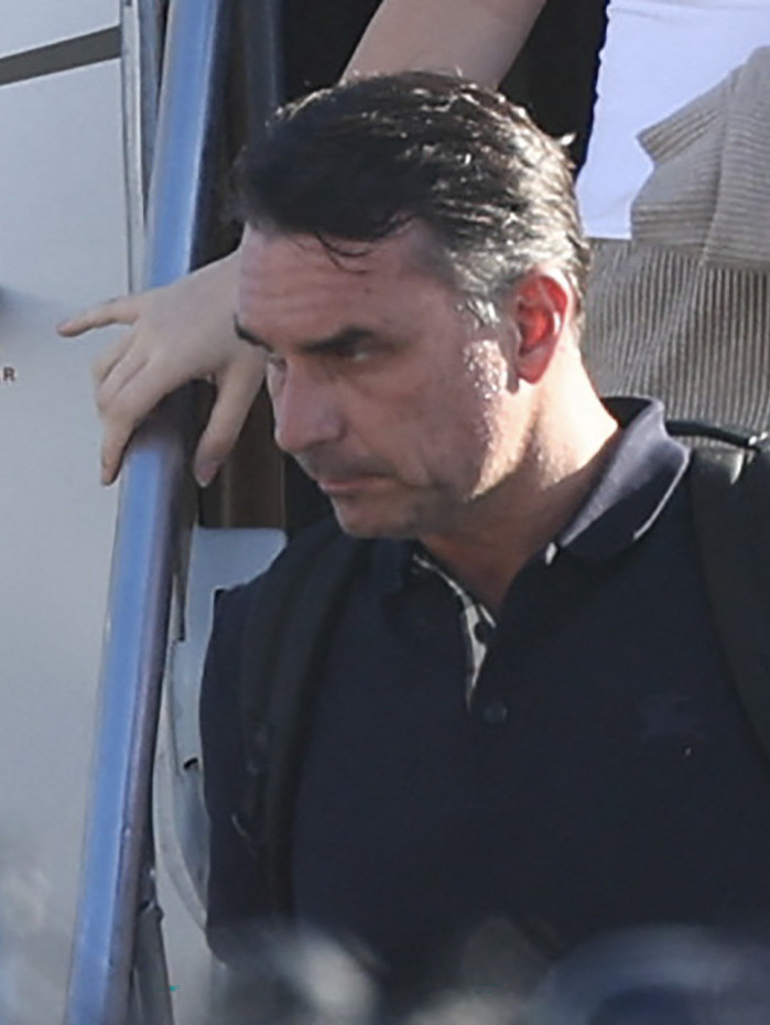 Fl&aacute;vio Bolsonaro e fam&iacute;lia desembarcaram no aeroporto Opa-locka Executive, em Miami