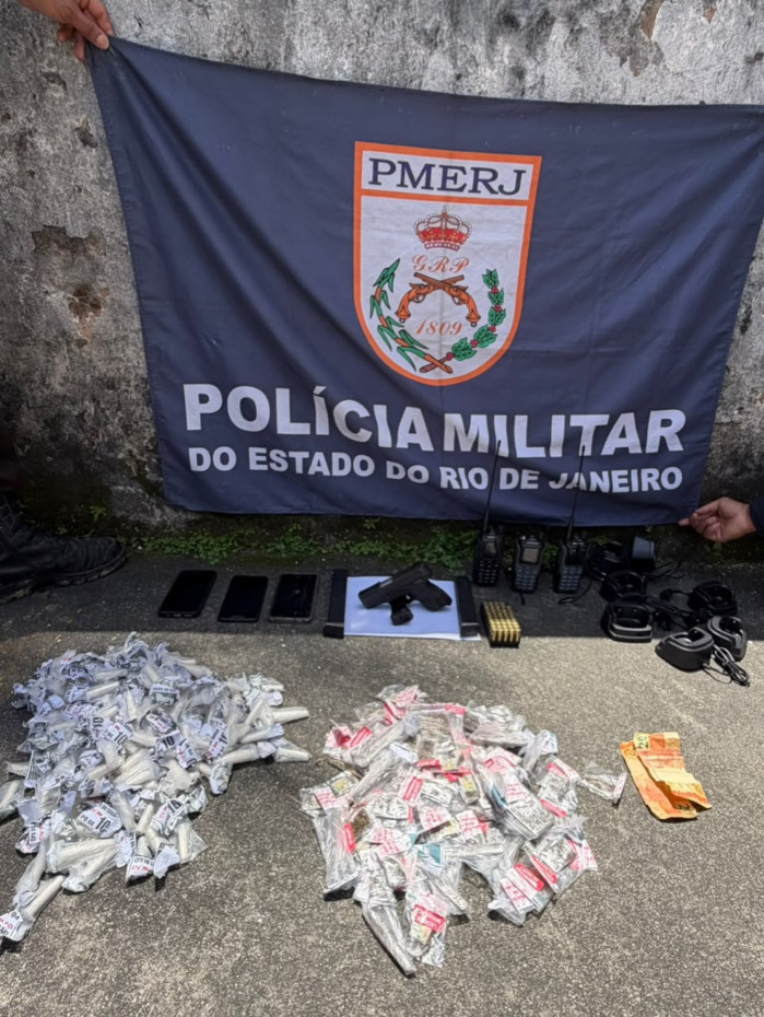 Suspeitos de tentar expandir fac&ccedil;&atilde;o em Mag&eacute; foram flagrados com arma, r&aacute;dio e drogas