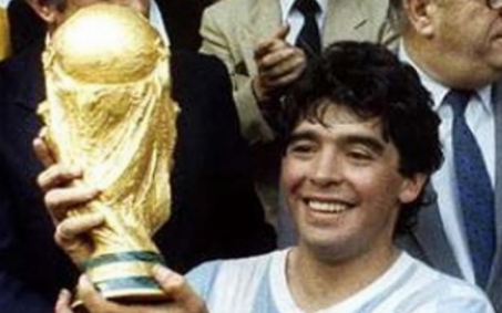 Livro conta história do gol de mão que Maradona fez — mas não pontuou