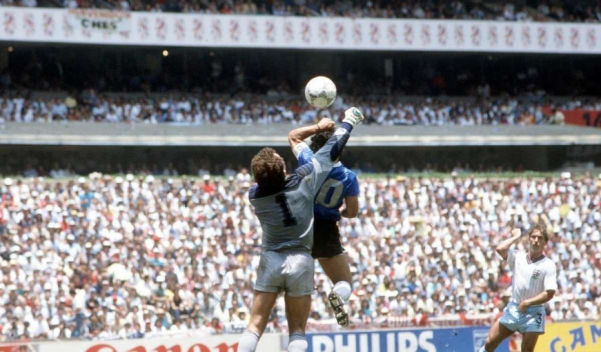 Maradona usa a mão para vencer Shilton, 20cm mais alto: um gol para a antologia das Copas do Mundo