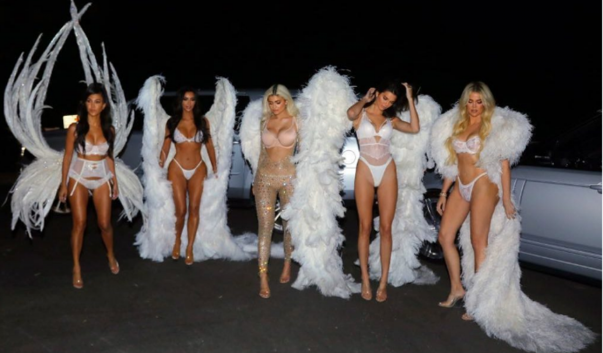 Cl&atilde; Kardashian se fantasiaram de Angels da Victorias Secret para curtir o Halloween