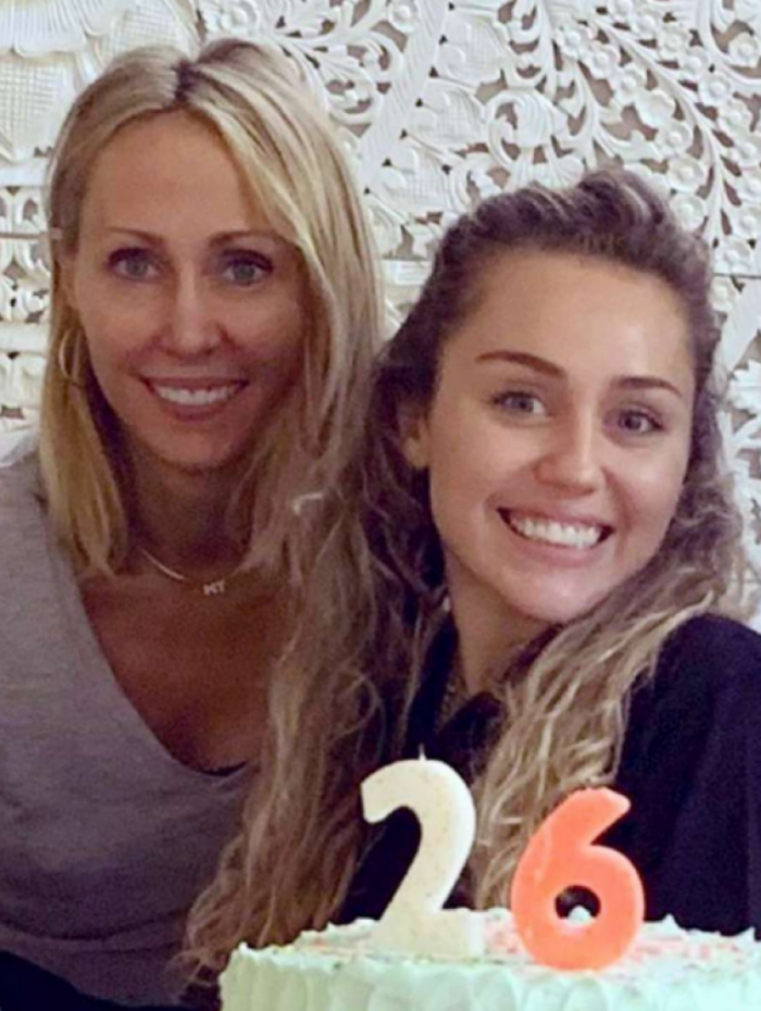 Miley Cyrus (à direita) com a mãe, Tish Cyrus