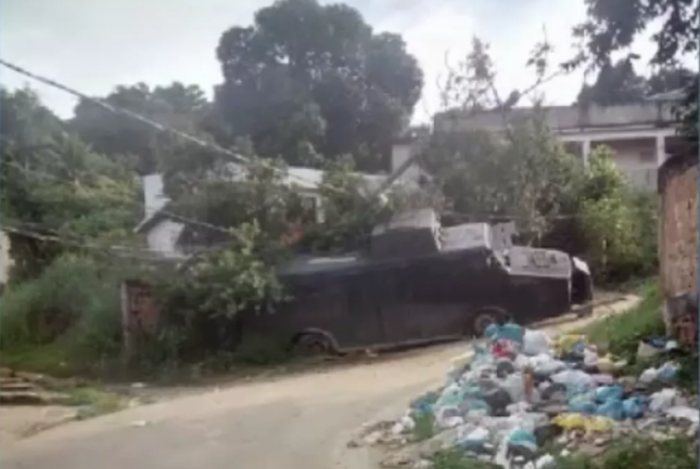 Blindado começou a andar de ré e desceu o barranco