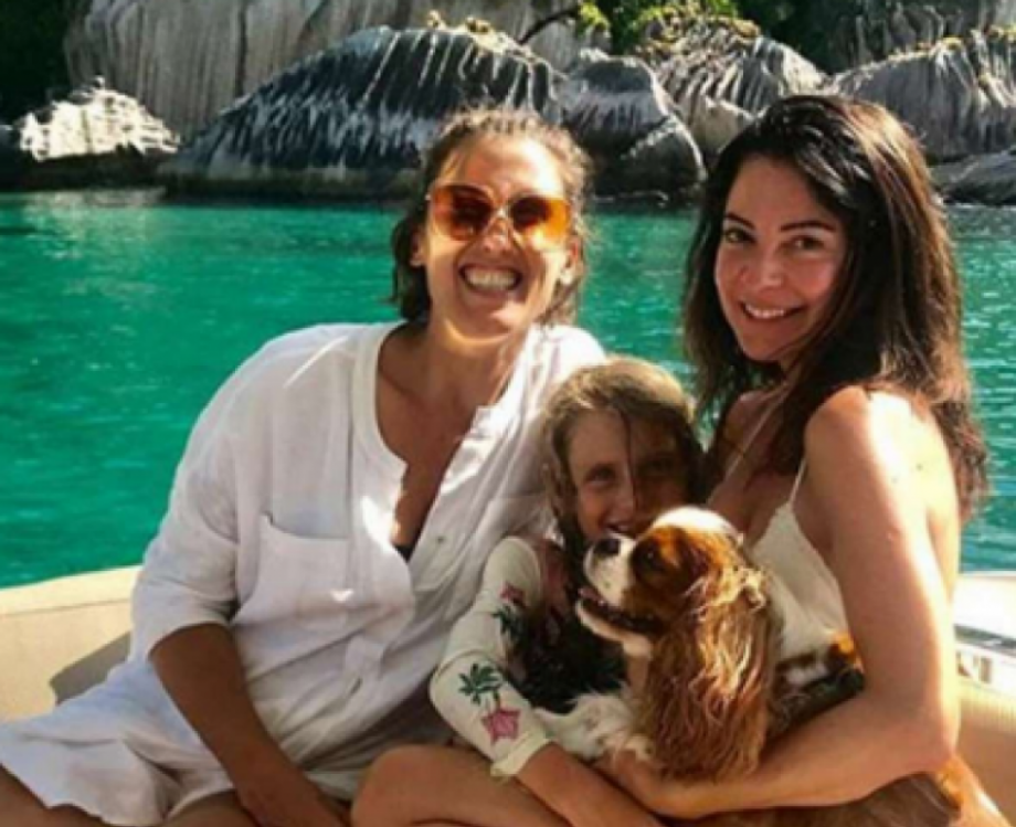 Paola Carosella e Ana Paula Padr&atilde;o est&atilde;o curtindo f&eacute;rias no litoral paulista