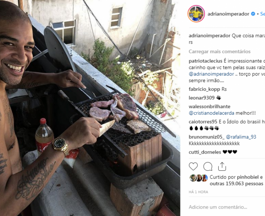 Adriano Imperador faz churrasc&atilde;o na favela e se refresca de forma inusitada