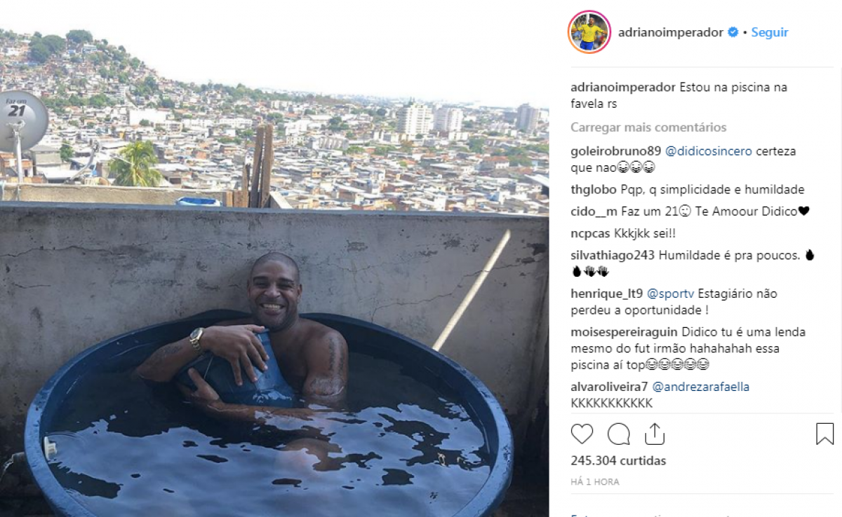 Adriano Imperador postou em seu Instagram que est&aacute; curtindo uma piscininha na favela