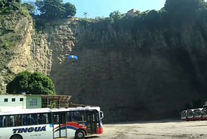 Um paraquedista salta do Morro da Providência, no Centro do Rio