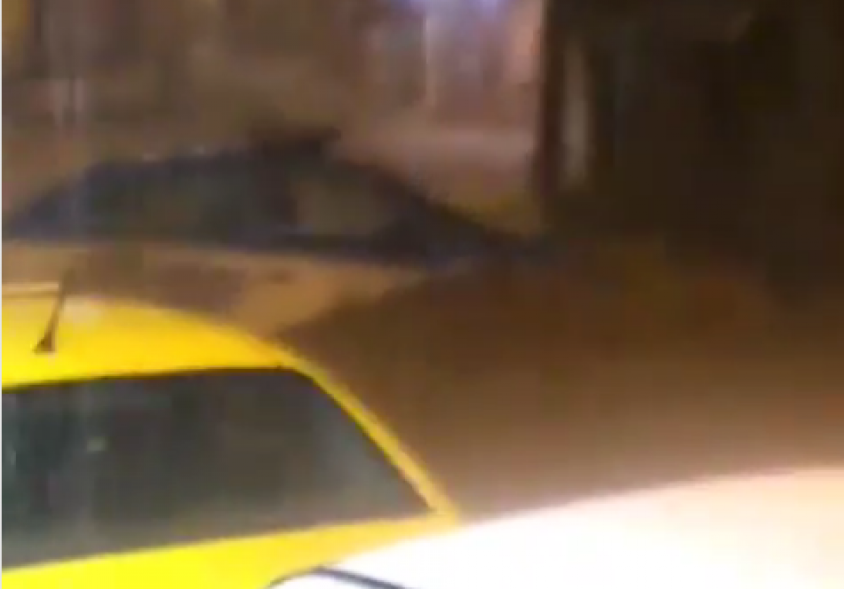 Carro da PM foi levado pela correnteza na Rocinha