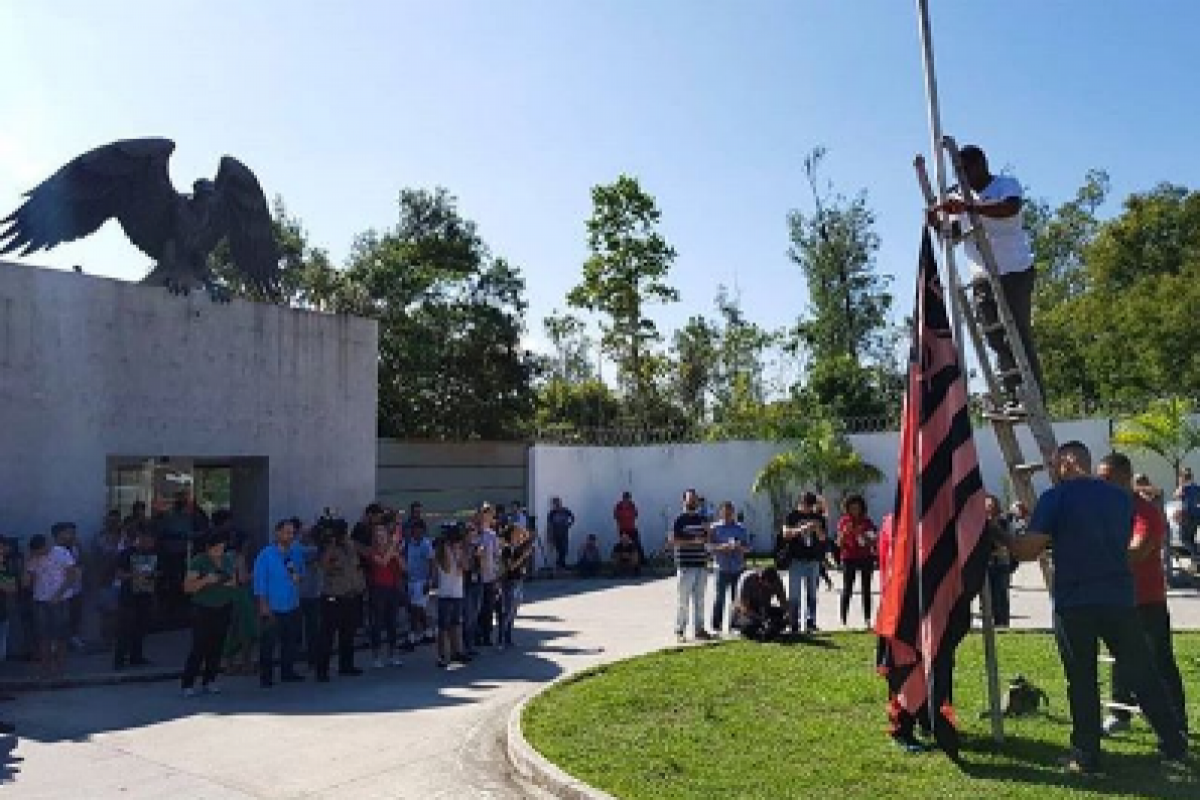 Bandeira do Flamengo é colocada a meio mastro